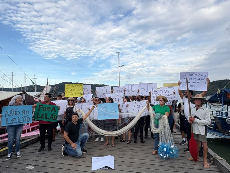Moradores da Ilha do Araújo fizeram uma manifestação no Centro de Paraty, neste domingo, 15/06